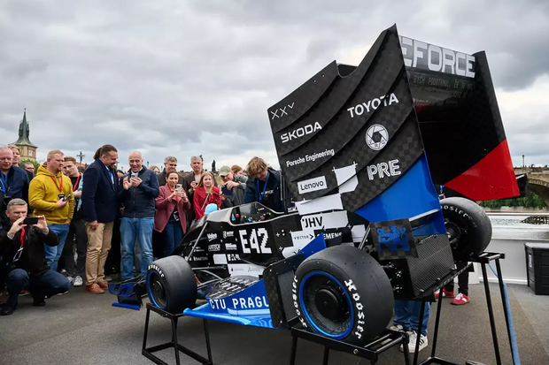 Z ČVUT na pole position. Studenti ukázali novou formuli – lehčí i rychlejší