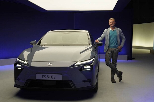 Luxusní elektrický Lexus ES na vlastní oči. Je úžasný, ale je tu háček