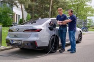 Sulfid místo kapaliny, BMW testuje v i7 nové baterie. Co přinesou?