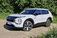 Test Mitsubishi Outlander 2.4 MIVEC PHEV 4×4 (2025) – Konzervativec s novou tváří