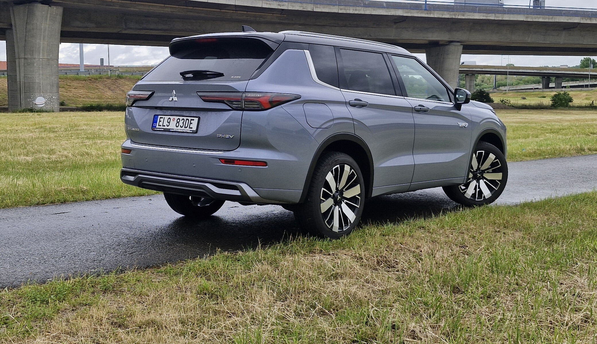 Luxus Mitsubishi Outlander Hybrid Bildnull