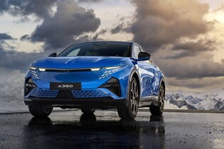 Alpine A390 se ukázala oficiálně. Zatím jen letmo, ale dojem nechala silný 