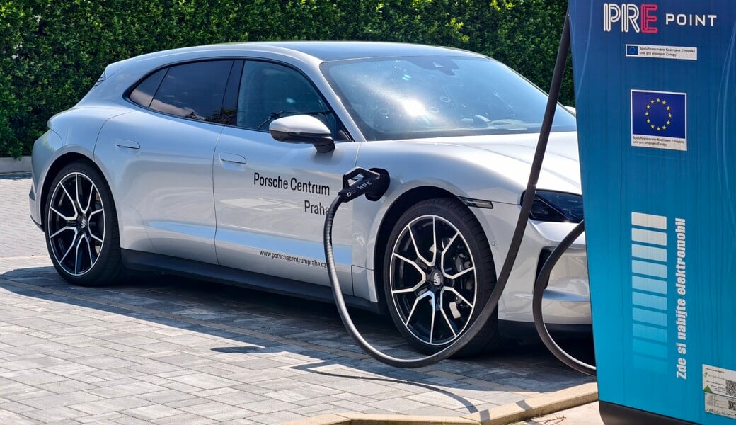 Jak rychle se nabije nové Porsche Taycan?