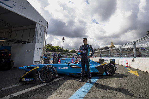 Divokou ePrix Paříže režíroval Buemi z Renaultu