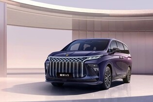 Dongfeng uvádí na český trh rodinný hybrid, který nepřehlédnete