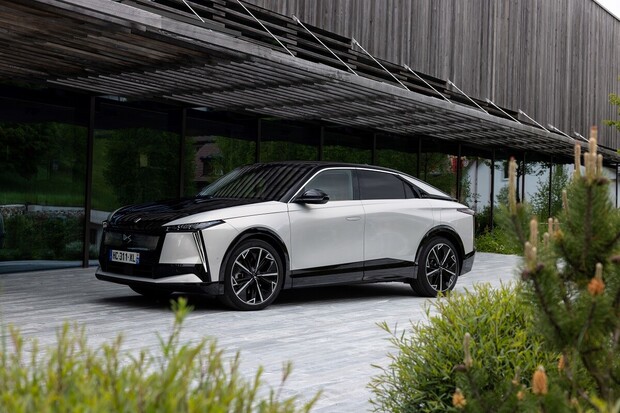 DS N°8 AWD je nyní lacinější. Zákazník ale musí oželet vrcholnou výbavu