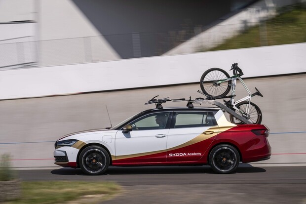 Studenti ukázali L&K 130: předělaný plug-in hybridní Superb, který ztratil střechu