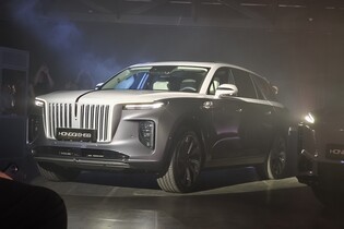 Zavřete oči, Rudá vlajka zavlála i nad Českem