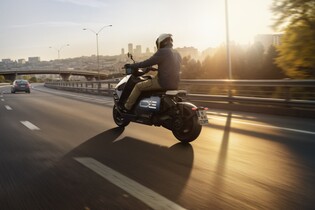 BMW modernizovalo elektroskútr CE 04. Co nabízí nového? 