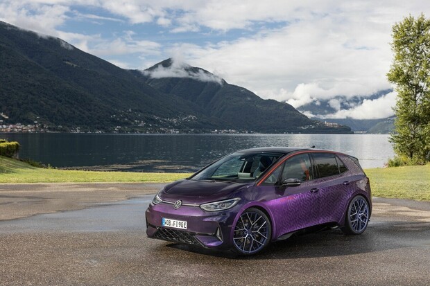 Volkswagen zkouší vstoupit do řeky, v níž jiní utonuli