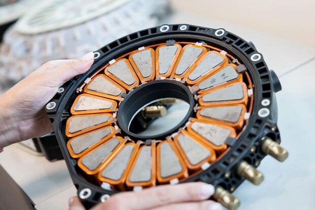 Motor s axiálním magnetickým tokem od společnosti YASA přepisuje dějiny