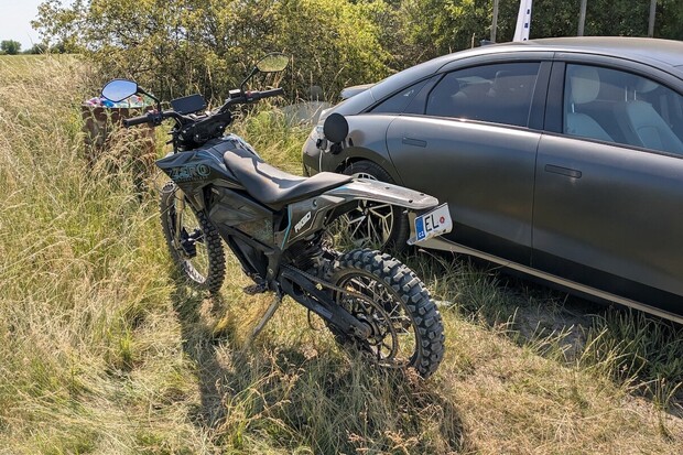 Totální bzukot: První ročník srazu elektrických motocyklů u Slaného