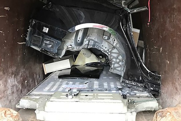 Tak jste teslu ještě neviděli. Demontovaný kradený kousek byl nalezen na hranicích