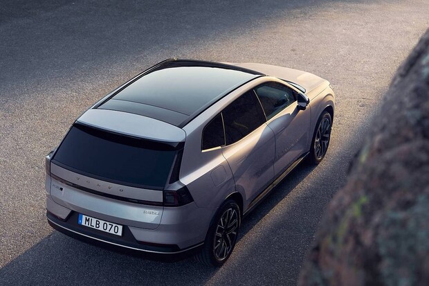 Volvo vrací na trh legendární XC70. Je trochu čínštější, než jsme čekali