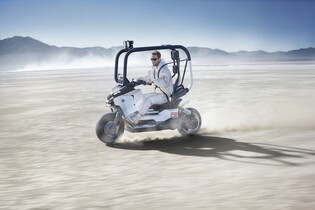 BMW představuje studii Motorrad Vision CE. Odkazuje na slavný motocykl