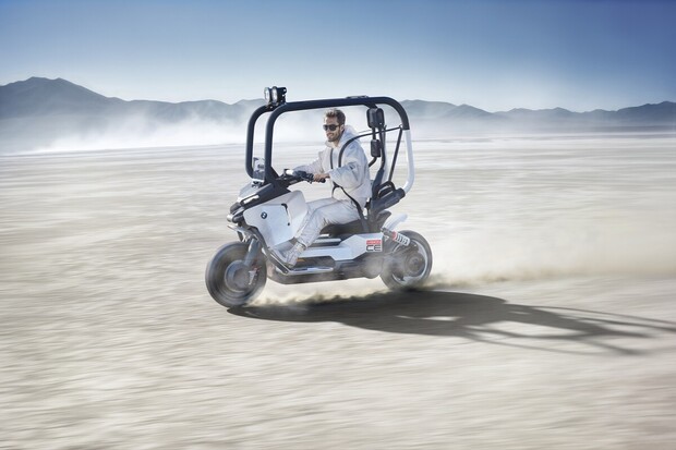 BMW představuje studii Motorrad Vision CE. Odkazuje na slavný motocykl
