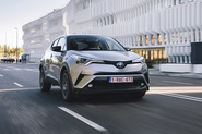 Toyota C-HR se prodává dobře. Kolik lidí dá přednost hybridní variantě?