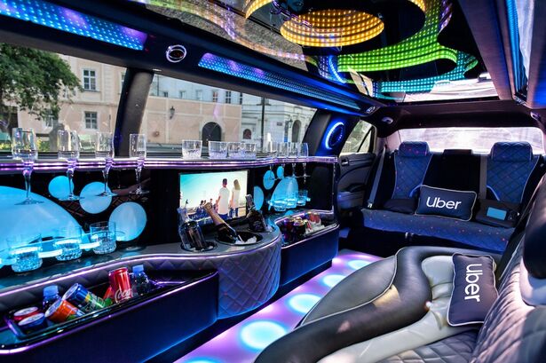 Interiér bílé limuzíny Uber