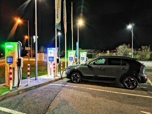IONITY (CZ), dálnice D5, 18. km směr Praha, odpočívka Beroun, čerpací stanice OMV