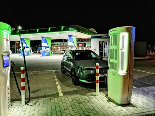IONITY (CZ), dálnice D5, 18. km směr Praha, odpočívka Beroun, čerpací stanice OMV