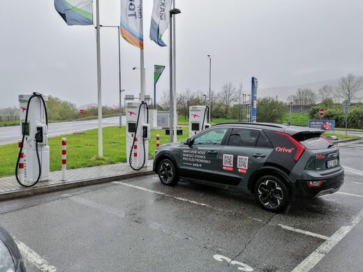 IONITY (CZ), dálnice D5, 18. km směr Praha, odpočívka Beroun, čerpací stanice OMV