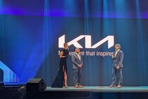 Jaromír Jágr přebírá klíčky od vozu Kia EV9