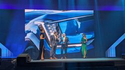 Jaromír Jágr přebírá klíčky od vozu Kia EV9