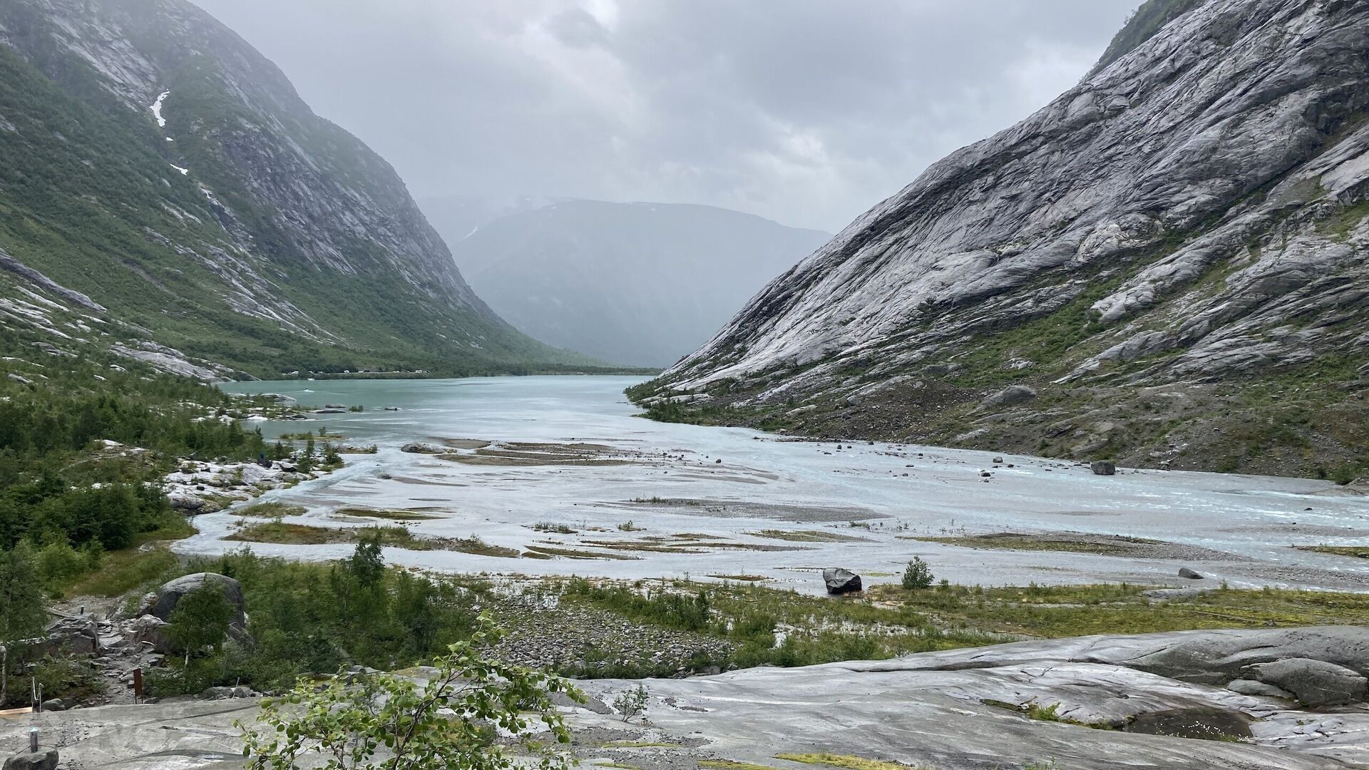 Jezero pod ledovcovým splazem Nigardsbreen