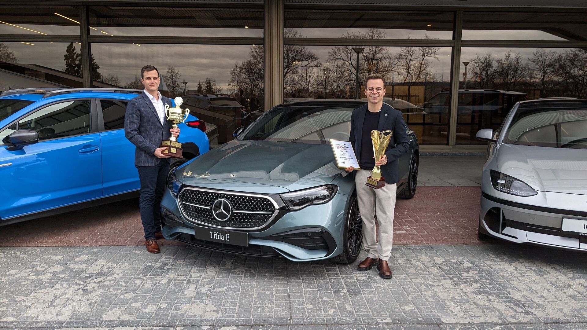 Josef Hlávka a Alexander Henzler u vítězného Mercedesu třídy E