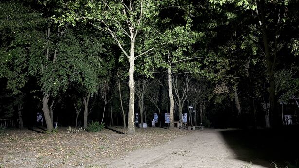 Jsou tu různé staré sochy