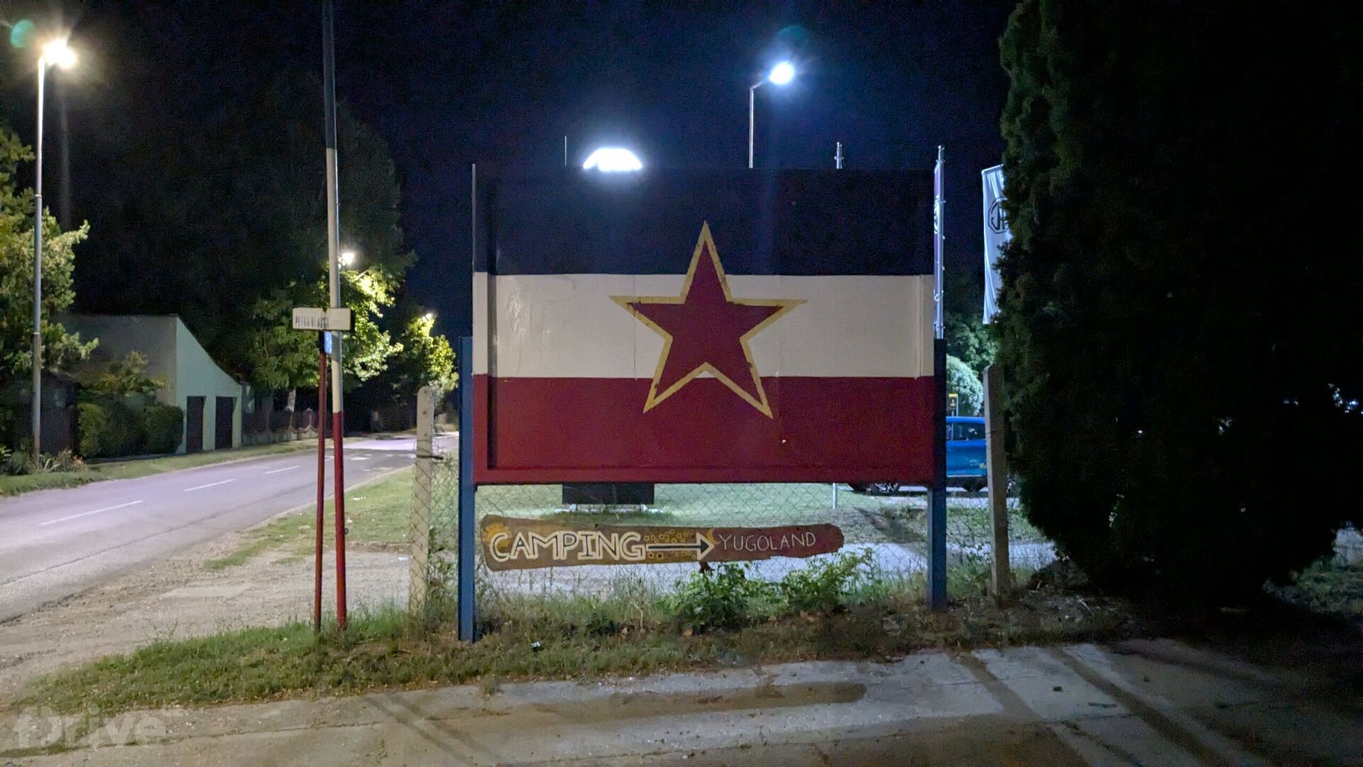 Jugoslávská vlajka, označující Yugoland