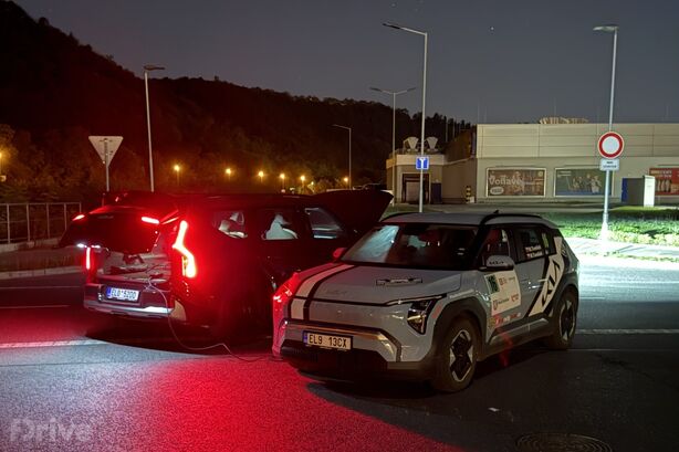 Kia EV9 nabíjí Kiu EV3 přes V2L