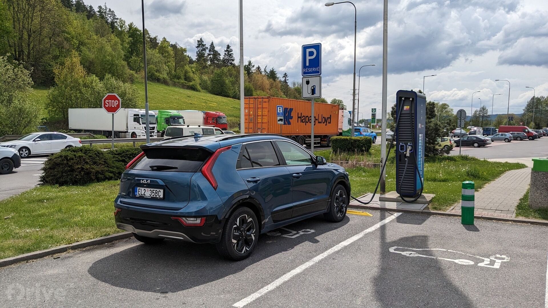 Kia Niro EV u nabíjecí stanice PRE point