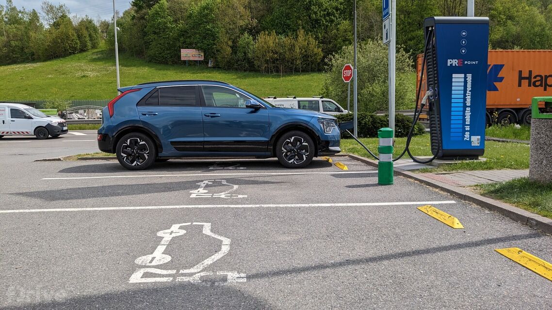 Kia Niro EV u nabíjecí stanice PRE point