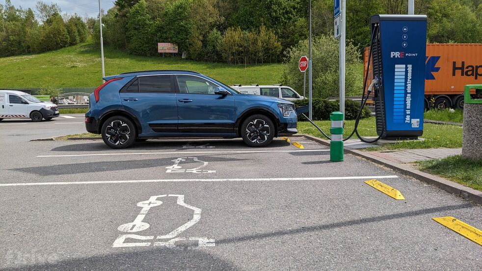 Kia Niro EV u nabíjecí stanice PRE point