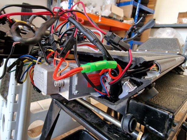 Kontrola kabelů elektrokoloběžky v servisu Unicooltech