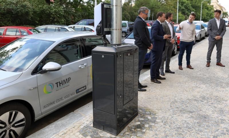 Lampa pro nabíjení elektromobilů v Praze