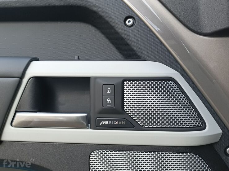 Land Rover Defender 130 D300 MHEV