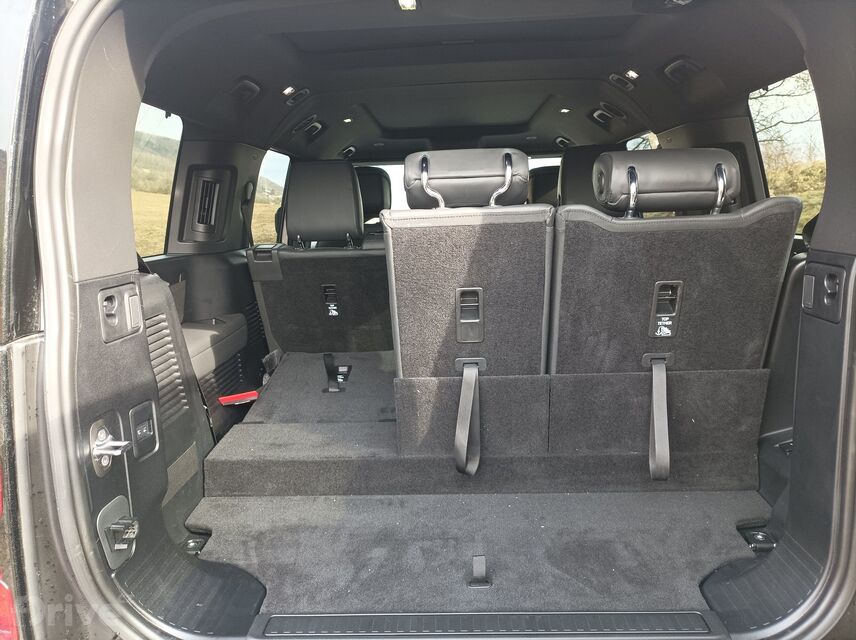 Land Rover Defender 130 D300 MHEV