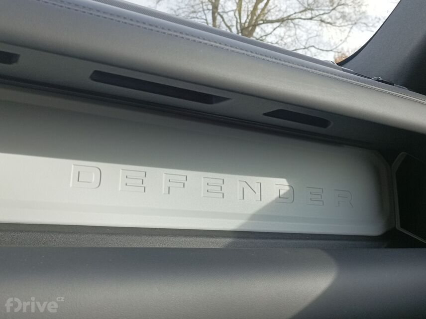 Land Rover Defender 130 D300 MHEV