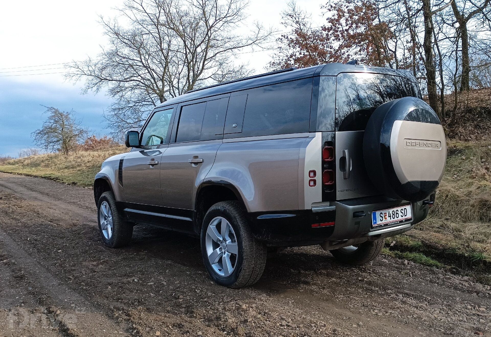 Land Rover Defender 130 D300 MHEV