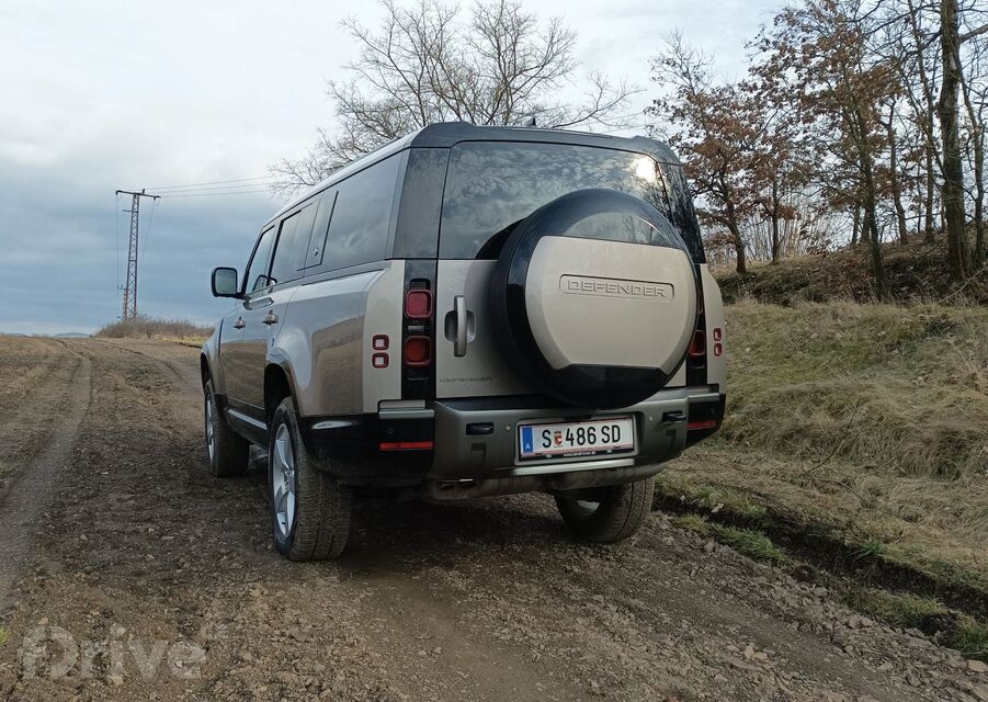Land Rover Defender 130 D300 MHEV