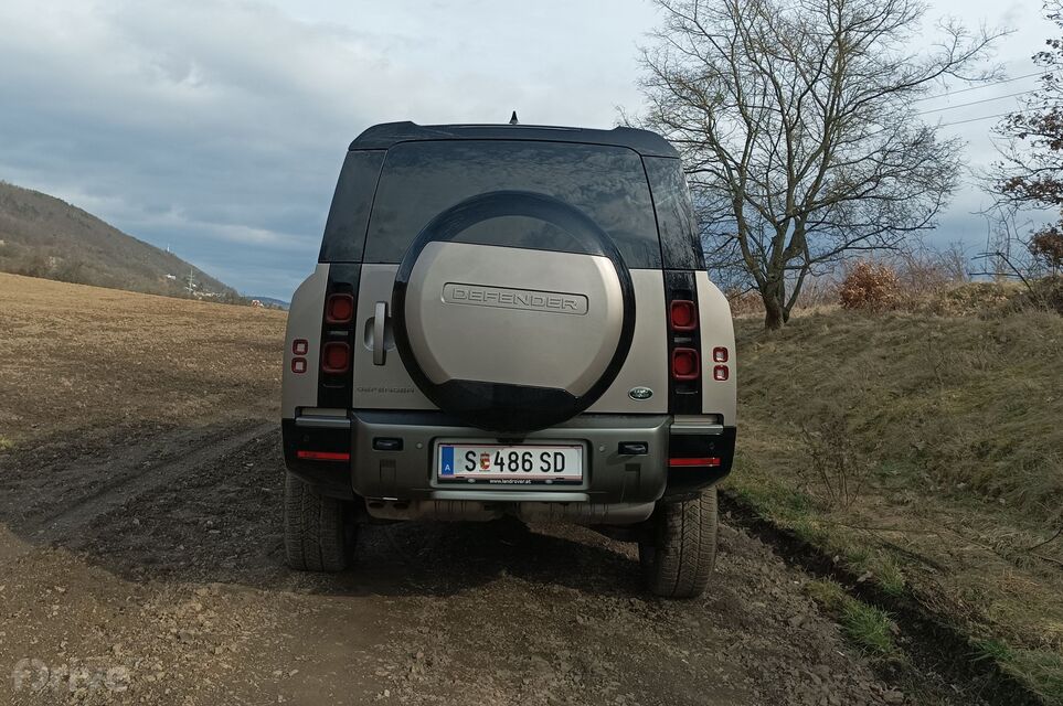 Land Rover Defender 130 D300 MHEV