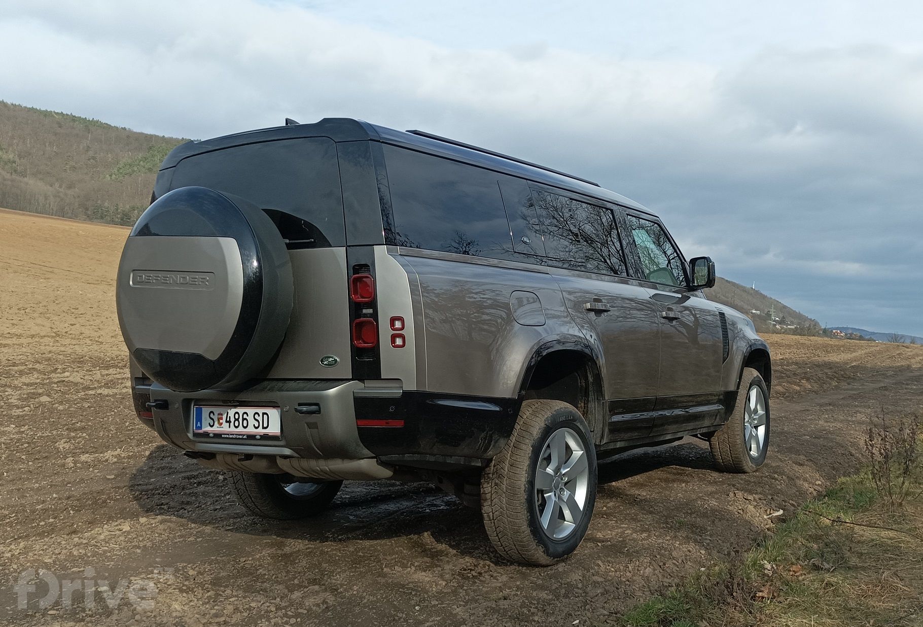 Land Rover Defender 130 D300 MHEV