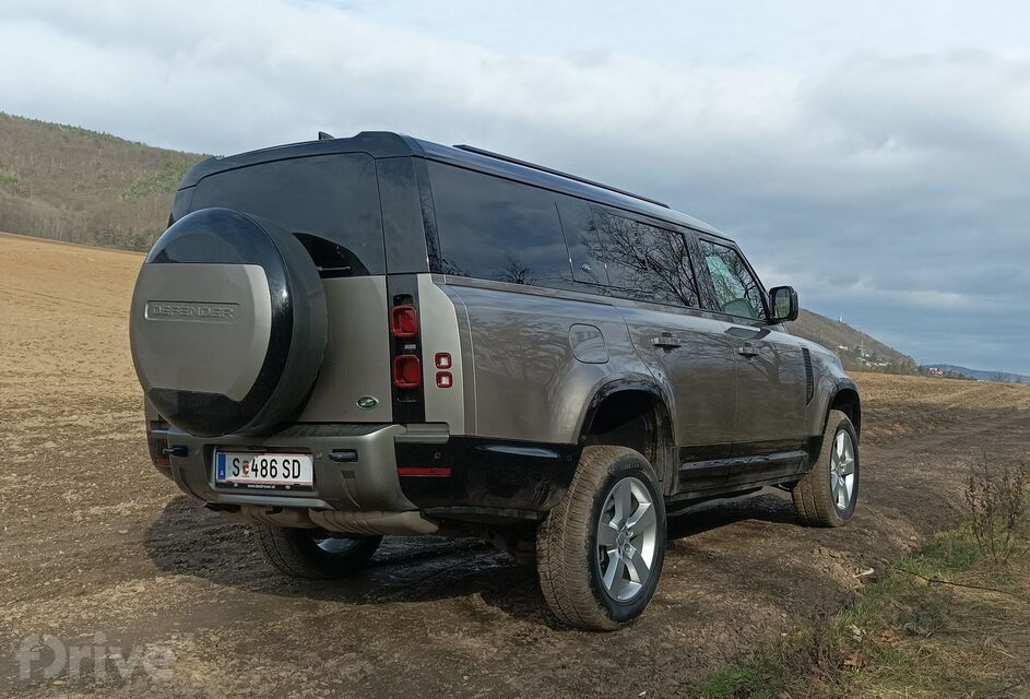 Land Rover Defender 130 D300 MHEV