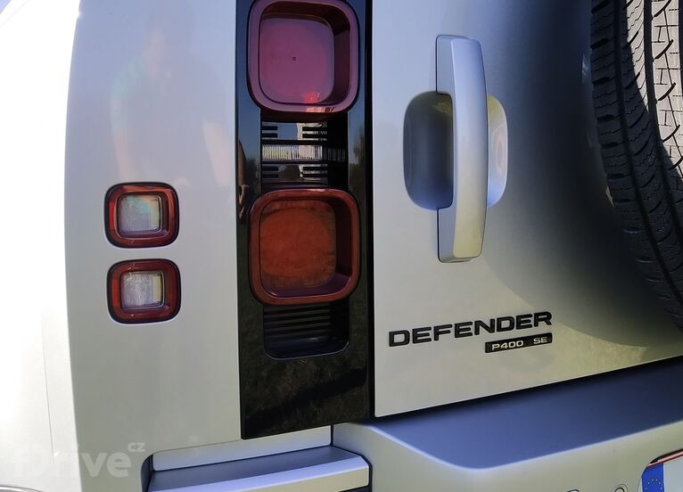 Land Rover Defender P400