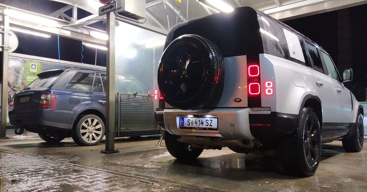 Land Rover Defender P400 a Range Rover Sport (2012)