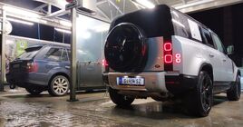 Land Rover Defender P400 a Range Rover Sport (2012)