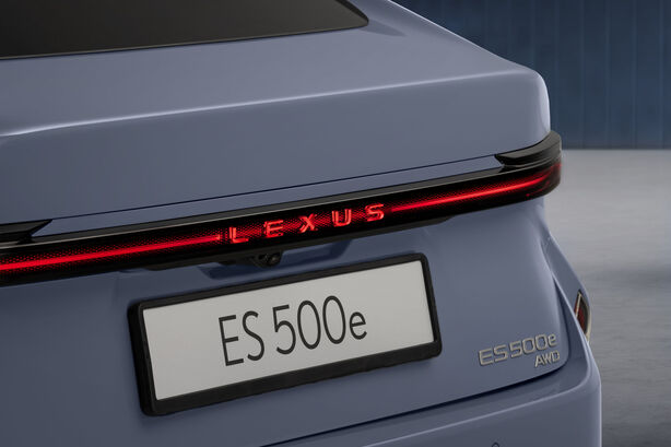 Lexus ES (2025)