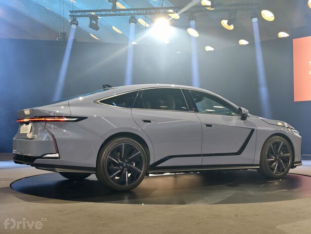 Lexus ES (2025)